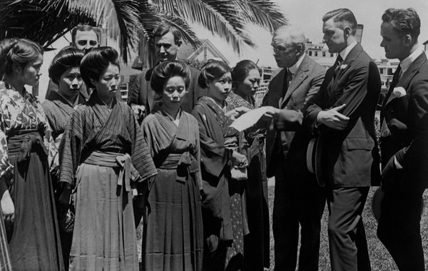 Nuotrauka iš http://www.nytimes.com/2011/08/28/books/review/the-buddha-in-the-attic-by-julie-otsuka-book-review.html?_r=0