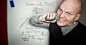 Autorius su neįmanomai sudėtingu vardu ir pavarde. Granata - Hitlerio kiaušinis - pasyvi, bet svarbi knygos veikėja.